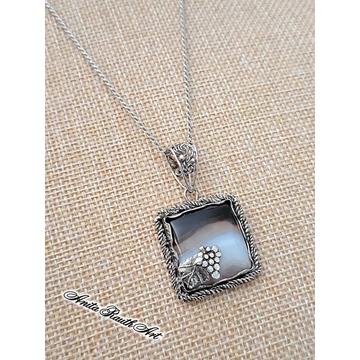 Achát kockamedál szölöfürttel /  Square agate pendant with grapevine motif