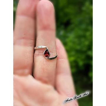 Gránátköves csepp gyűrű / Ring with granate drop