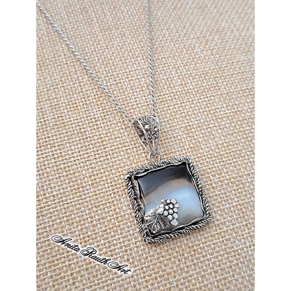 Achát kockamedál szölöfürttel /  Square agate pendant with grapevine motif