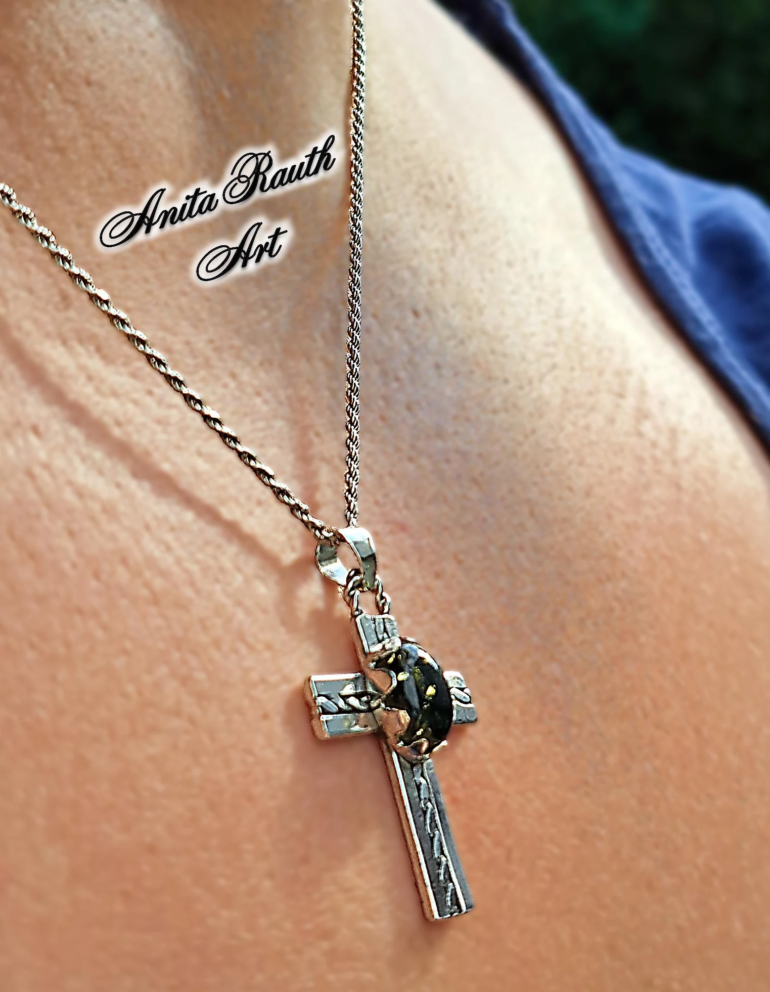 Sötét borostyánkő kereszt / Dark amber cross