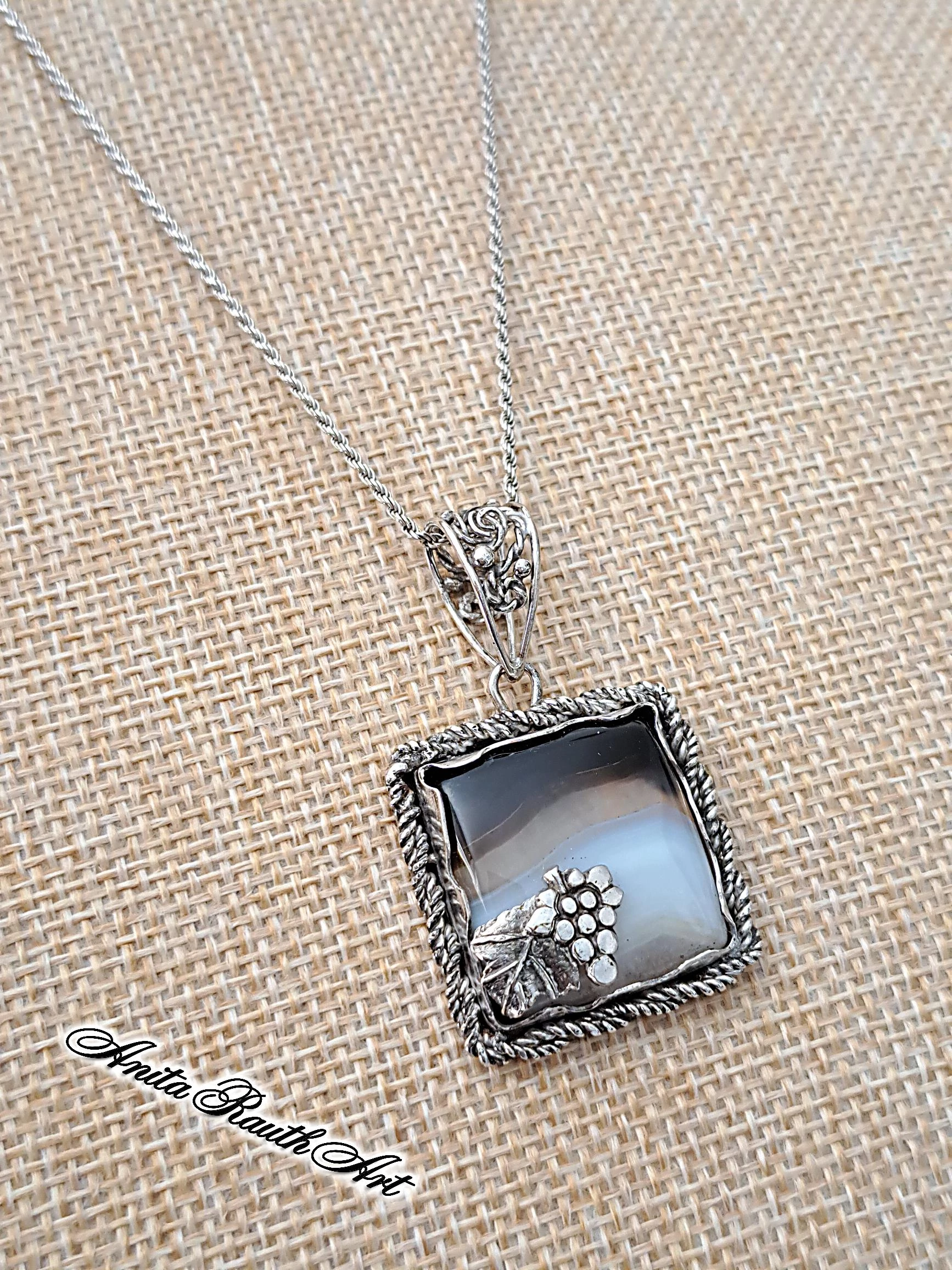 Achát kockamedál szölöfürttel /  Square agate pendant with grapevine motif