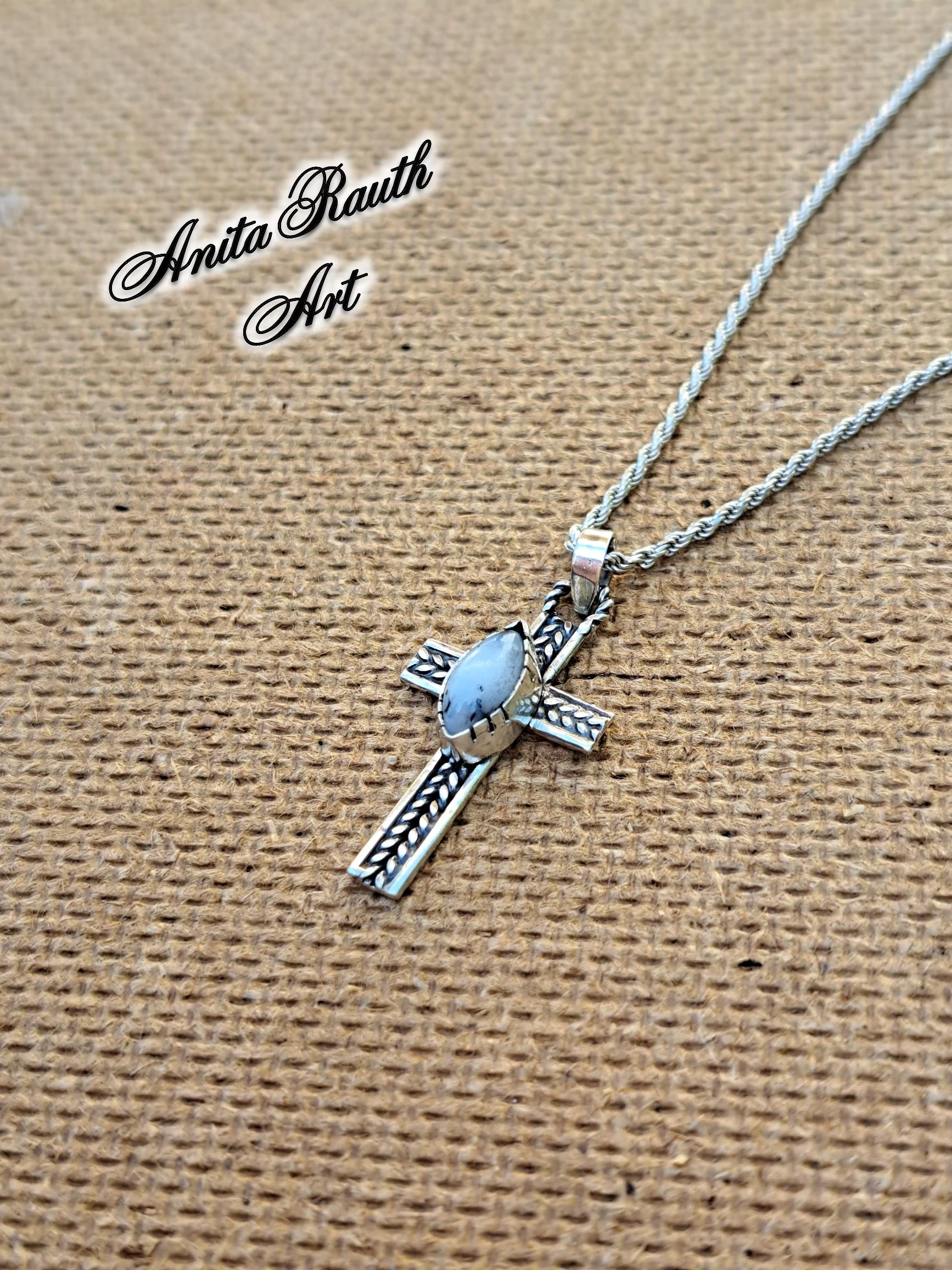 Fonott kereszt merlinit kővel / Braided cross with merlinit
