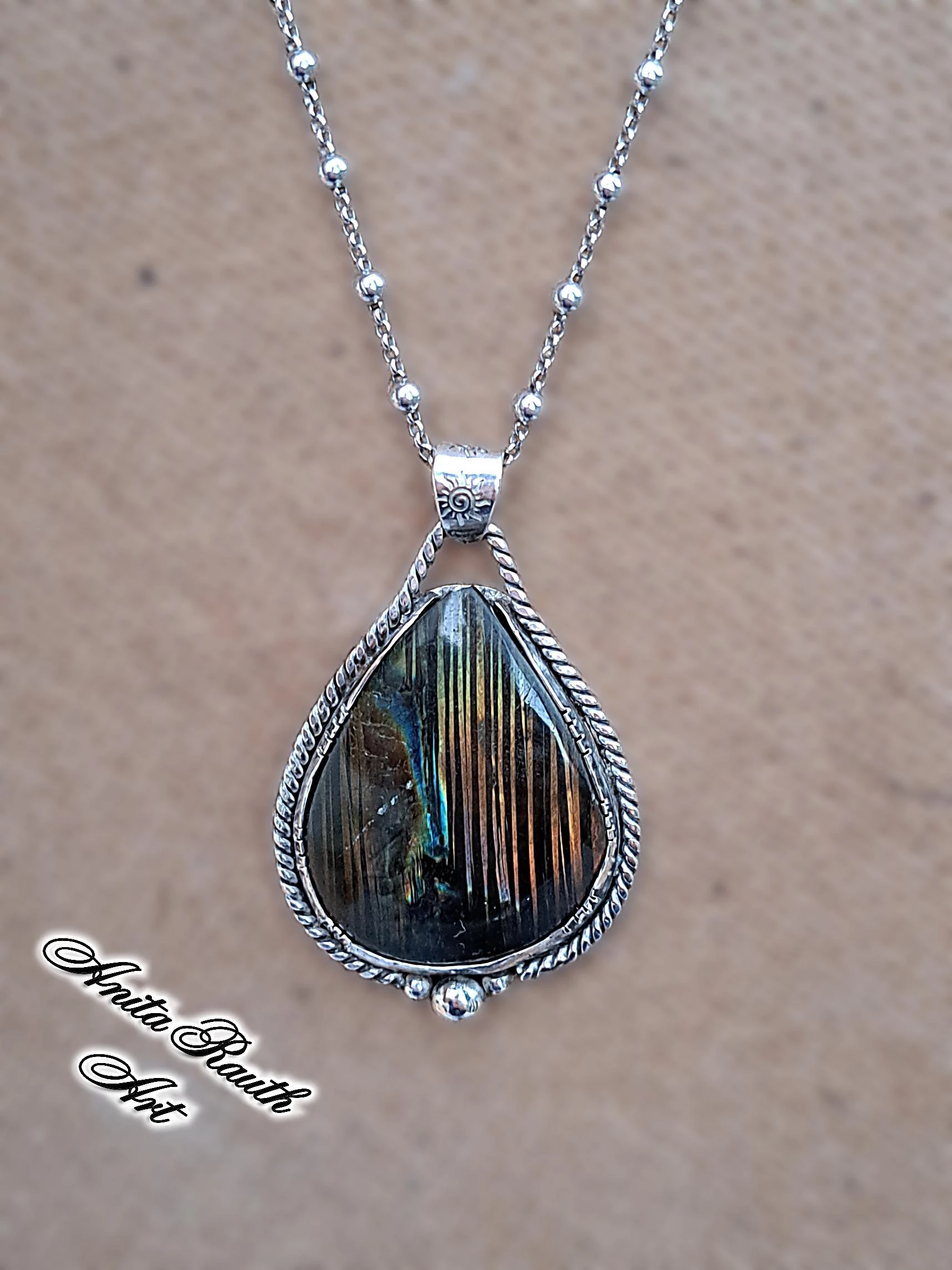 Labradorit medál (csíkos) / Labradorite pendant (striped)