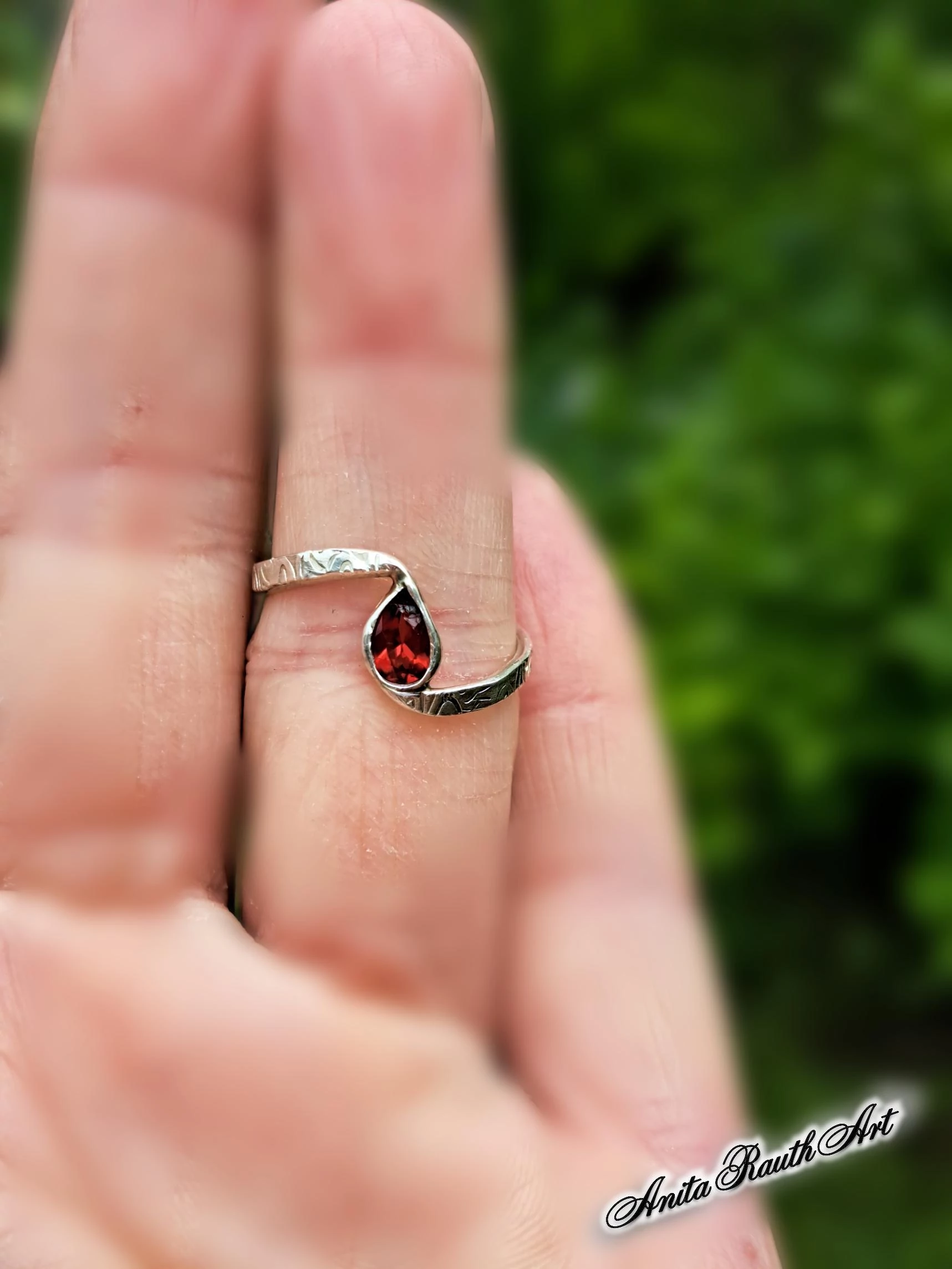 Gránátköves csepp gyűrű / Ring with granate drop
