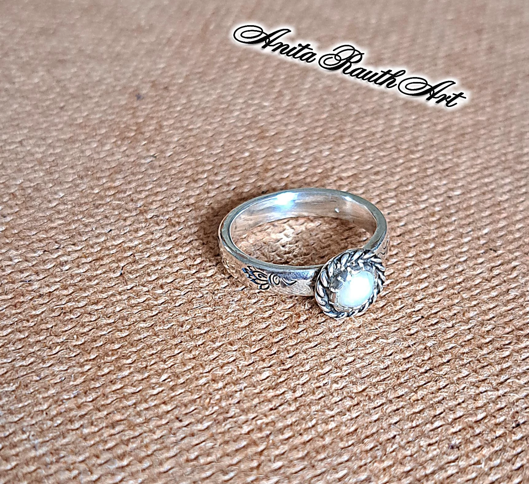 Természetes gyöngy gyűrű csavarral / Natural pearl ring with a twist